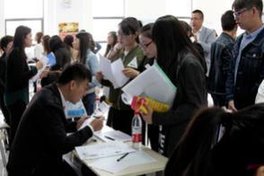 澳门理工学院办招聘会 学生冀就业参与湾区发展