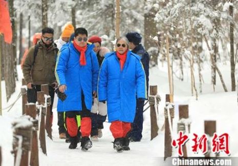 长白山林海雪地马拉松节开幕 霍震霆雪地徒步穿