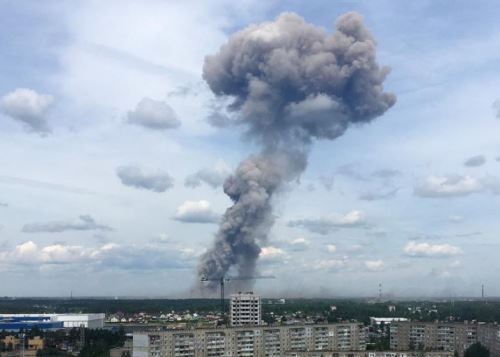 俄罗斯一炸药工厂发生爆炸 城市上空浓烟滚滚