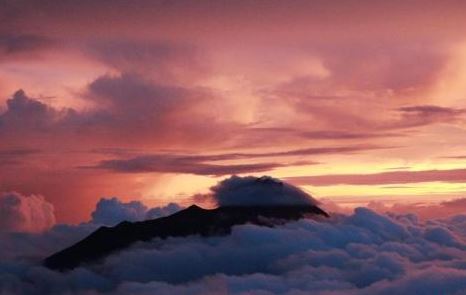 印尼日惹默拉皮火山喷发火山灰柱 高度达3000米