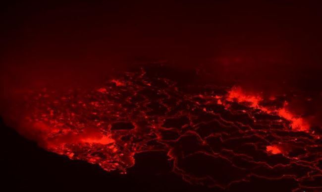 刚果戈马一火山喷发 岩浆翻滚点亮夜空