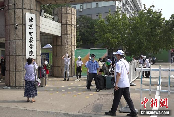 北影新生报到：家长不得入校