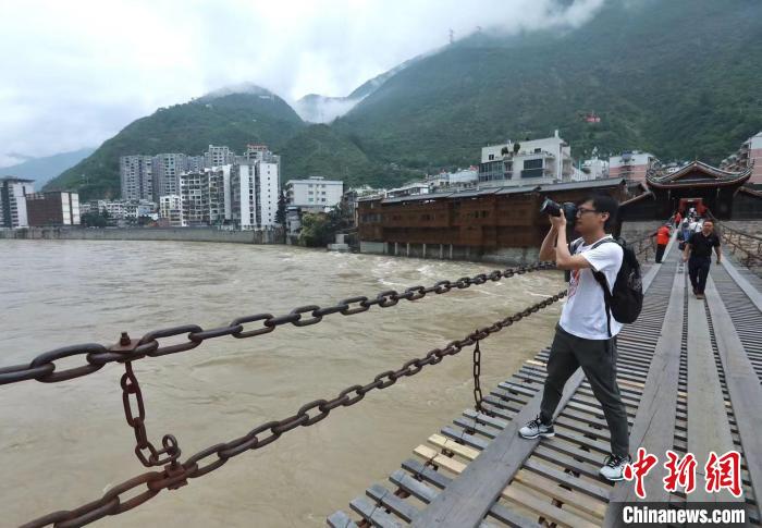 摄影大咖、书画名家走进甘孜泸定 感受“红色名城”特色旅游魅力 