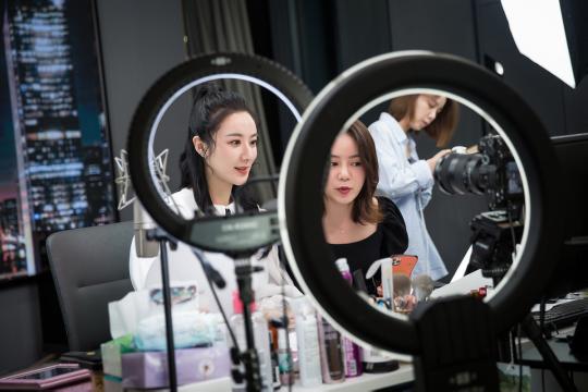 Livestreaming host fined 1.34b yuan for tax evasion