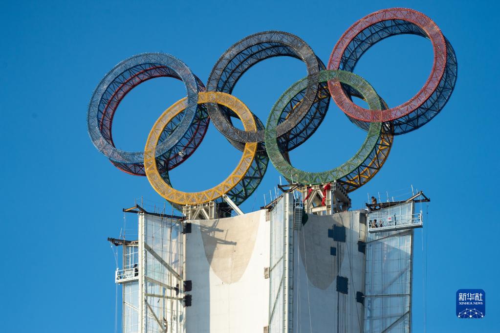 北京：奥运五环景观塔献礼冬奥