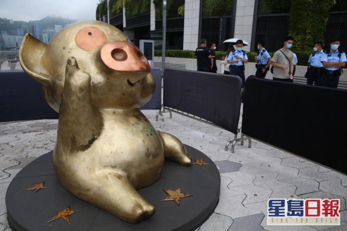 香港星光大道“麦兜”铜像肚腩遭涂鸦 暂未有人被捕