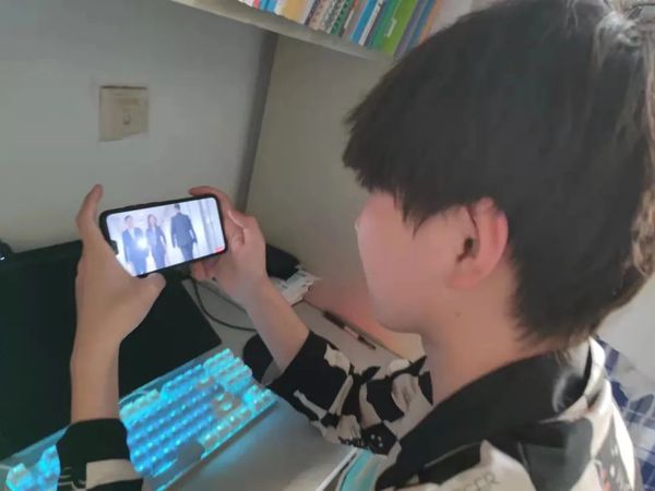 长旅师生观看五四主题网络直播活动
