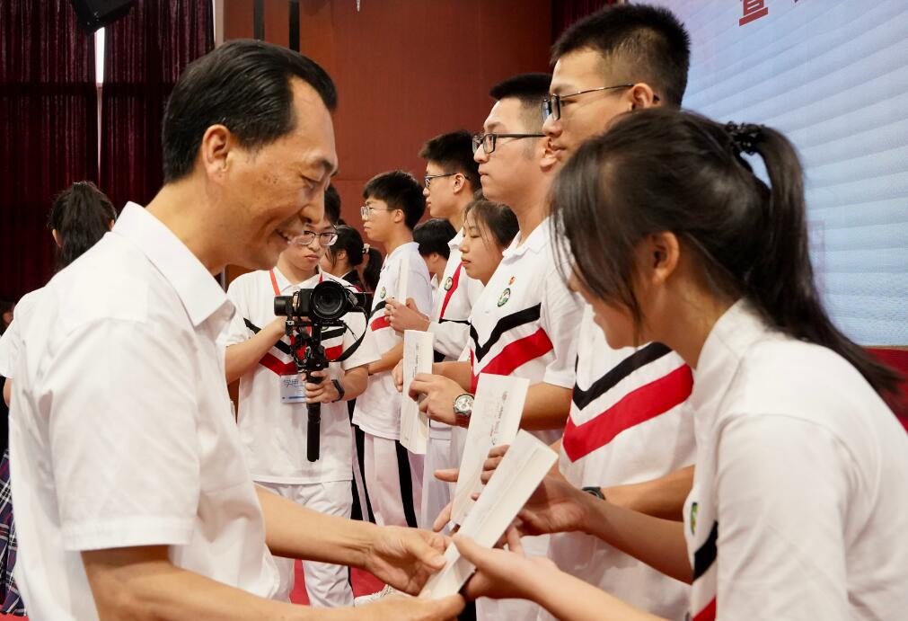 微茫之光传递教育火种——记陈俊才《师者匠心》