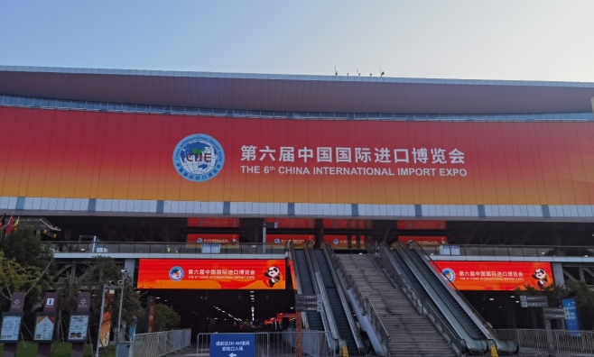 第六届进博会启幕  广东组团惊艳“四叶草”