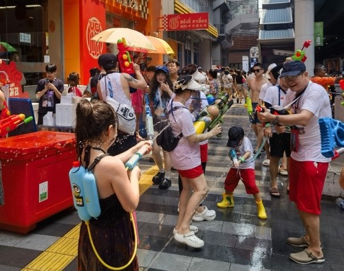 东南亚华侨华人欢庆泼水节 入乡随俗迎新祈福