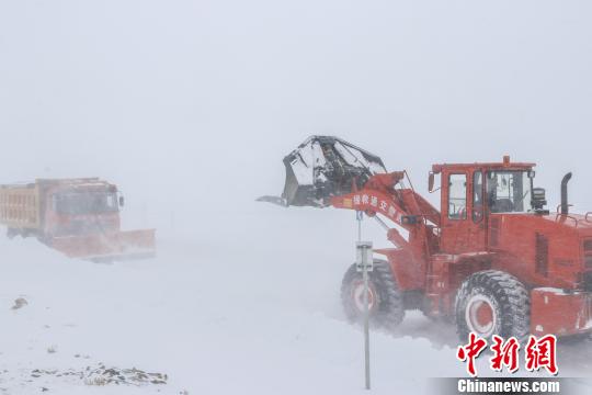 驻藏武警某部交通三支队雪中“鏖战”抢通新藏线