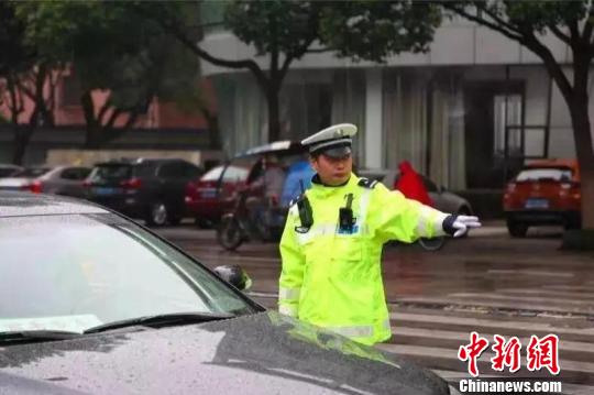 “热心路人”冒雨指挥交通？ 原是便衣交警“犯职业病”