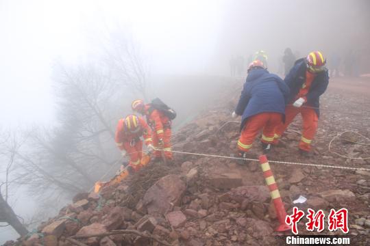 桂林一越野车坠入百米山崖致三死一伤　　
