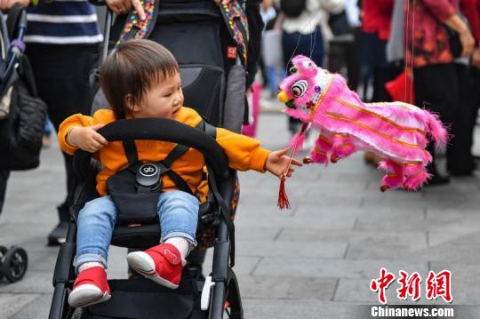 广府庙会设港澳非遗展区 澳门广彩、香港麒麟受欢迎
