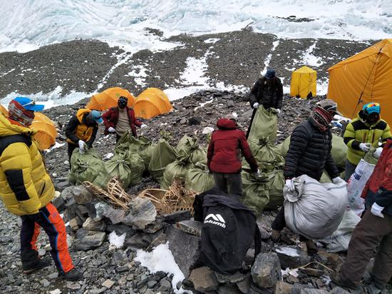 Ministry announces new measures to clean up Qomolangma