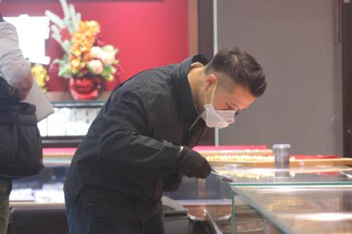 香港一劫匪疑持枪抢劫 金店遭劫走140万港元金饰