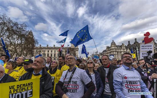 Hundreds of thousands march for Brexit referendum