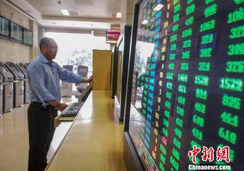 资料图:某证券公司营业部的股民关注股市动态。<a target='_blank' href='http://www.chinanews.com/'>中新社</a>记者 骆云飞 摄 资料图:某证券公司营业部的股民关注股市动态。<a target='_blank' href='http://www.chinanews.com/'>中新社</a>记者 骆云飞 摄