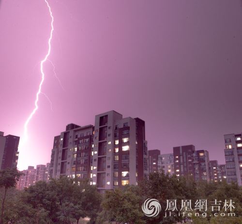 长春：闪电划破夜空如梦幻大片