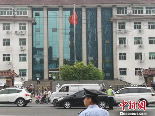 河北“爱心妈妈”案重新开庭 曾被指名下有路虎豪车