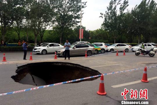 宁夏银川一路口塌陷深约3米 造成交通大面积堵塞(图)