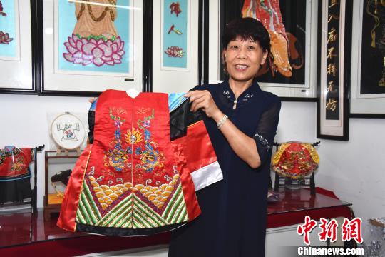 闽南“绣娘”50年坚守 “阿嬷手艺”引来印尼学徒