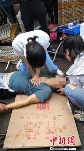 四川邛崃：路遇男子倒地昏迷不省人事 护士跪地急救