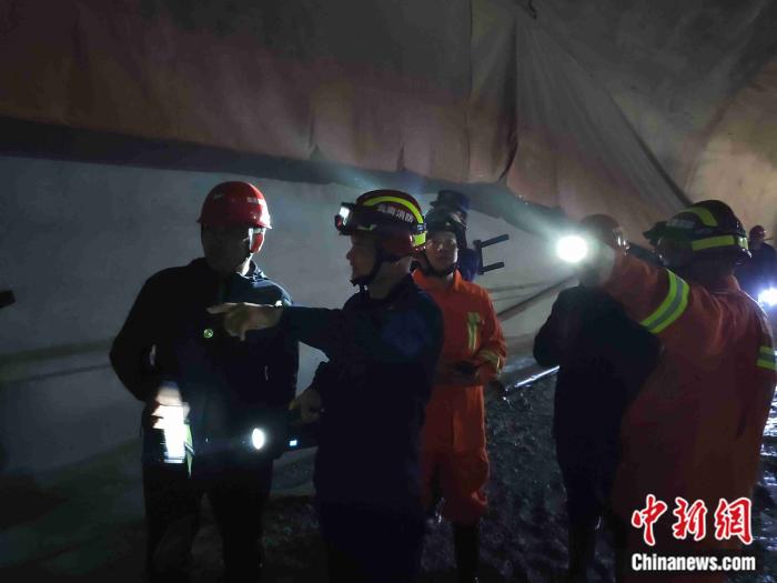 云南凤庆一公路隧道坍塌致13人被困