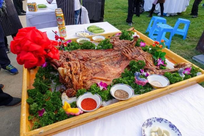 “一羊五吃”是什么？香味四溢烤全羊吃吗？皇家的那种
