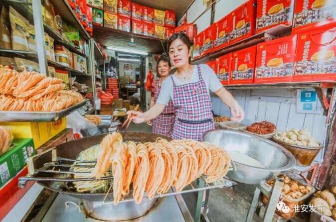 碧油煎出嫩黄深，淮安茶馓“香喷喷”！