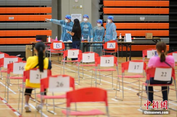 图为外佣登记后准备进行病毒检测。
<a target='_blank' href='http://www.chinanews.com/'>中新社</a>记者 张炜 摄 点击进入下一页