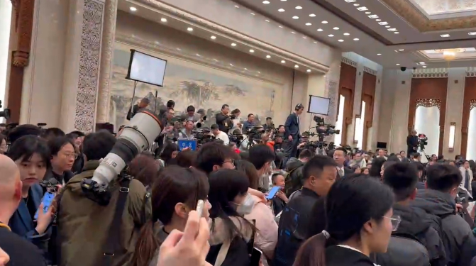 （有片）點妹看兩會 ｜媒體新兵首探大會堂　首場記者會人山人海「站無虛席」