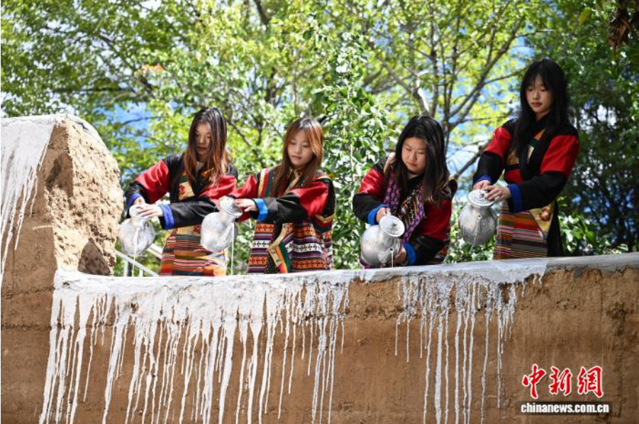 2025乡城白色灌礼文化周回顾：高原城市蹚出文旅发展新路