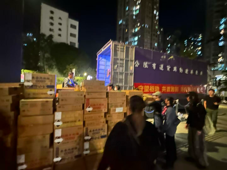 宏福苑五级火｜海底捞捐赠400万元　为受灾居民发放快餐食物