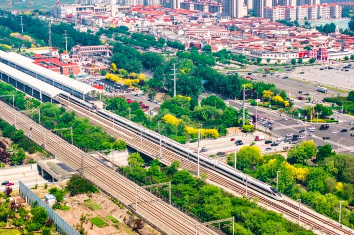 2025年中国国家铁路运输总收入首次突破1万亿元