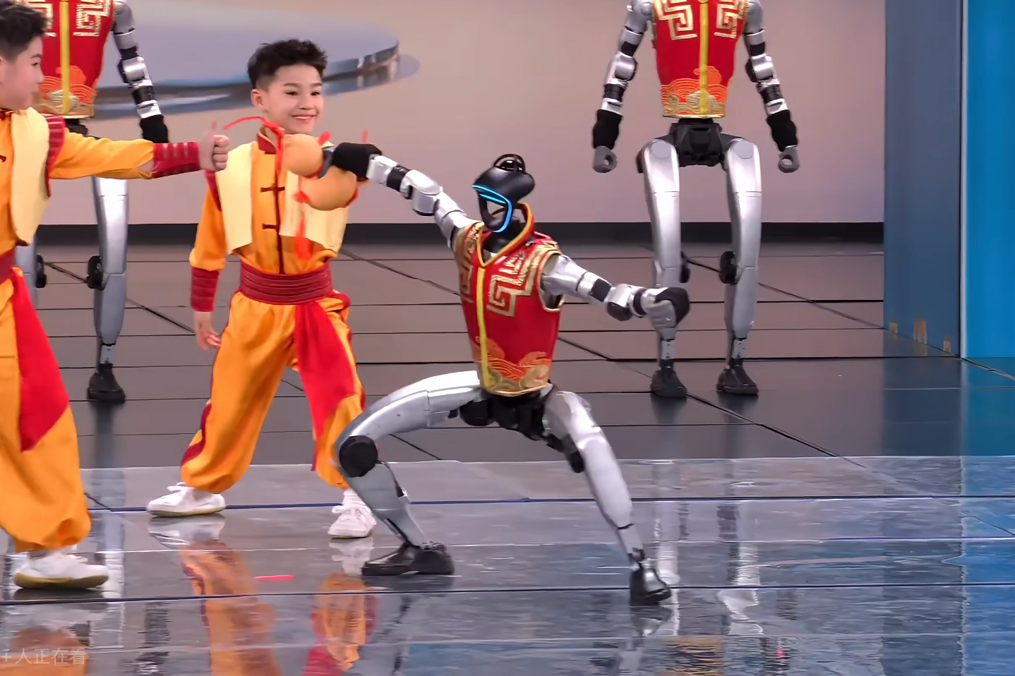 新春走基层丨这个春节，满眼都是机器人